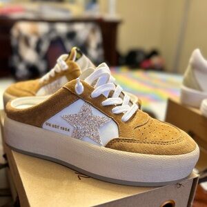 Vintage Havana Size7.5 color camel slide on Sneakers